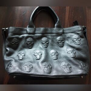 IO PELLE Black Leather Skull-Embossed crossbody bag